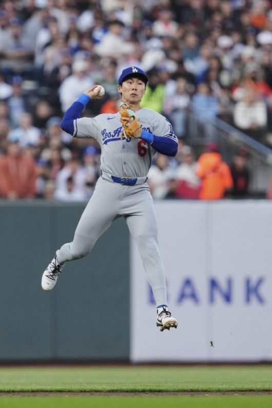 LA 다저스 2루수 김혜성이 11일(현지 시간) 미 캘리포니아주 샌프란시스코 오라클 파크에서 열린 2025 메이저리그 샌프란시스코 자이언츠와의 경기 2회 말 수비하고 있다. 김혜성은 3회 초 선두 타자로 나와 우전 안타와 도루를 기록했고 이어 오타니 쇼헤이의 2점 홈런(시즌 32호)으로 홈을 밟았다.뉴시스