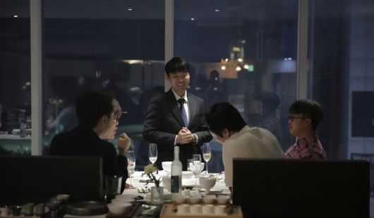 오션페어링클럽 이은호 대표(가운데)가 매장을 찾은 손님들에게 메뉴에 대해 설명을 하고 있다. 오션페어링클럽 제공