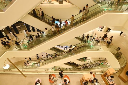 [수원=뉴시스] 김종택 기자 = 전국 대부분 지역에 폭염 특보가 발효된 6일 경기 수원시 장안구 '스타필드 수원' 쇼핑몰이 더위를 피해 쇼핑을 나온 시민들로 북적이고 있다. 2025.07.06. jtk@newsis.com <저작권자ⓒ 공감언론 뉴시스통신사. 무단전재-재배포 금지.> /사진=뉴시스화상