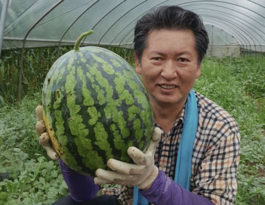 왕수박 들고 있는 정청래 더불어민주당 의원. / 사진=정 의원 페이스북 캡처