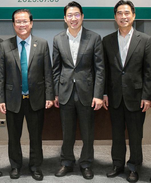 레탄흥 베트남고무그룹(VRG) 총괄사장(왼쪽부터), 승지수 동화그룹 부회장, 채광병 동화기업 대표가 지난 9일 기념촬영을 하고 있다. 동화기업 제공