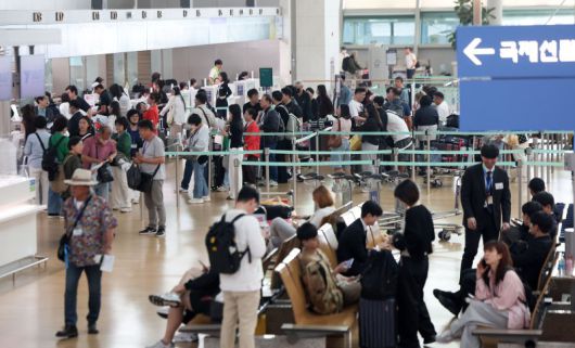 6월 5일 인천국제공항 제1여객터미널 출국장에서 여행객들이 출국 수속을 하고 있다. 뉴시스 제공