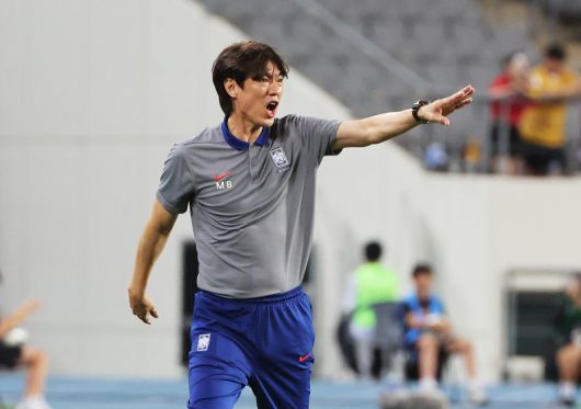 지난 11일 경기도 용인미르스타디움에서 열린 2025년 동아시아축구연맹(EAFF) E-1 챔피언십(동아시안컵) 남자부 2차전 한국과 홍콩의 경기. 한국 홍명보 감독이 작전을 지시하고 있다. 뉴스1