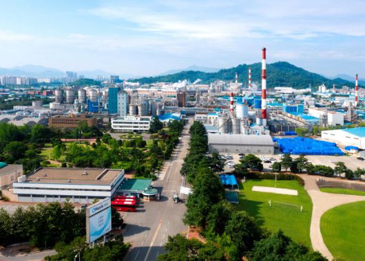 전북 전주 덕진구에 위치한 휴비스 공장 전경. 휴비스 제공                                    휴비스 전주공장에서 생산 중인 '듀라론-쿨' 냉감 원사. 휴비스제공