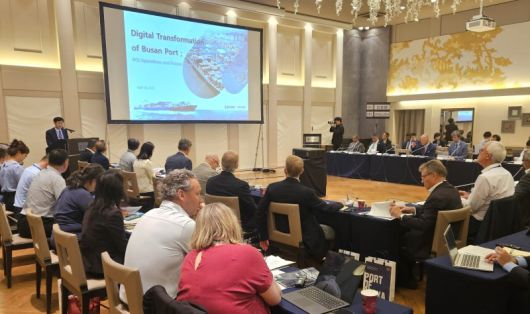 BPA 송상근 사장이 지난 9~11일 일본 오사카에서 열린 '제10회 세계 항만당국 대표자 회의(PAR)'에서 '부산항의 디지털 전환 추진 전략'을 주제로 발표하고 있다. BPA 제공