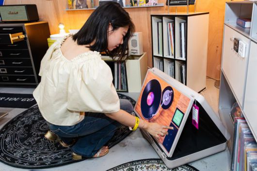 지난 12일 LG전자 팝업스토어 '라이프집 집들이'에서 고객이 LG 스탠바이미 Go를 체험하고 있다. LG전자 제공