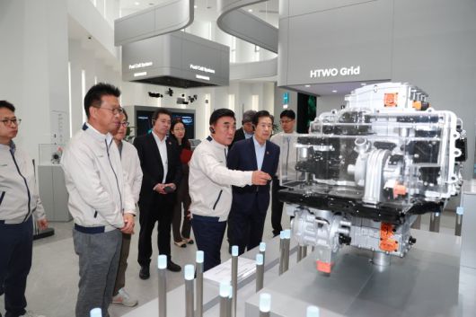 자료사진 지난해 11월 김두겸 울산시장이 중국 광저우시 현대자동차 HTWO 공장 방문해 시설을 둘러보고 있다. 울산시 제공