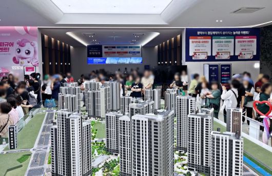 해링턴 플레이스 풍무 견본주택이 방문객으로 북적이고 있다. 효성중공업 제공