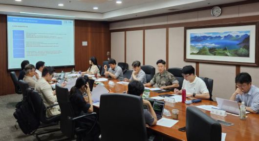 14일 한국정보통신기술협회(경기 성남) 회의실에서 국방 AI 표준화 워킹그룹 전문가들이 토의하고 있다. 기품원 제공