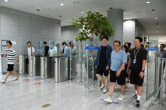 이학재 인천국제공항공사 사장(첫째줄 오른쪽 두번째)이 14일 인천국제공항공사 청사에서 진행된 '시원한 반바지 데이 캠페인'에 동참해 임직원들과 반바지를 입고 기념촬영을 하고 있다. 인천국제공항공사 제공