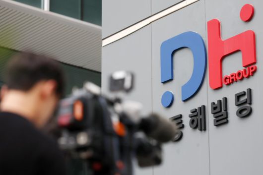 김건희 여사 관련 의혹을 수사하는 민중기 특별검사팀이 양평고속도로 사업 당시 용역을 맡았던 동해종합기술공사 압수수색에 나선 가운데 14일 서울 강동구 동해종합기술공사 고덕 신사옥 앞에 취재진이 대기하고 있다. /사진=뉴시스