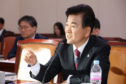 정동영 통일부 장관 후보자가 14일 서울 여의도 국회 외교통일위원회 전체회의장에서 열린 인사청문회에서 의원 질의에 답하고 있다. 뉴스1