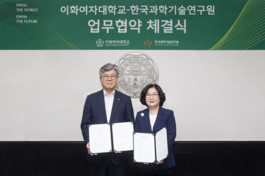 한국과학기술연구원(KIST)과 이화여자대학교가 지난 14일 이화여대 본관 대회의실에서 연구협력 및 과학기술 인재양성을 위한 업무협약(MOU)을 체결한 후 오상록 KIST 원장(왼쪽)과 이향숙 이화여자대학교 총장이 기념촬영을 하고 있다. KIST 제공
