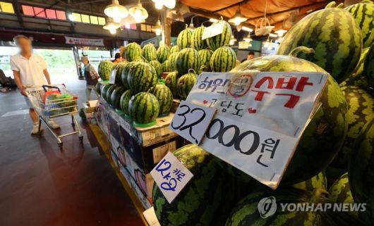 한 과일 가게에서 수박 한통을 3만2000원에 팔고 있다. 연합뉴스