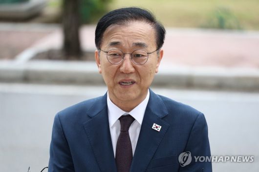 김윤덕 국토교통부 장관 후보자가 15일 정부과천청사에 마련된 인사청문회 준비 사무실로 첫 출근하다 취재진과 만나 인터뷰하고 있다. 연합뉴스