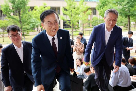 김윤덕 국토교통부 장관 후보자가 15일 오전 경기 과천시 정부과천청사에 마련된 인사청문회 사무실로 출근하고 있다. 뉴스1