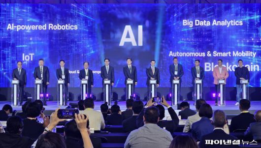 15일 부산 벡스코 제1전시장에서 열린 ‘K-ICT 위크·월드 스마트시티 엑스포’ 개막식 현장. 김석준 부산교육감(왼쪽 네 번째부터)과 박형준 부산시장 등 주요 참석 내빈들이 함께 기념촬영하고 있다. 사진=변옥환 기자