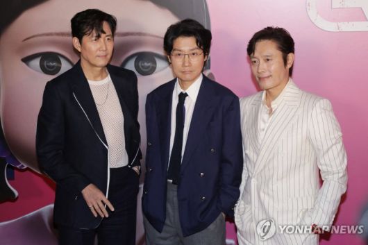 미국 뉴욕에서 '오징어 게임' 시즌3 시사회에 참석한 황동혁 감독과 배우들. 연합뉴스