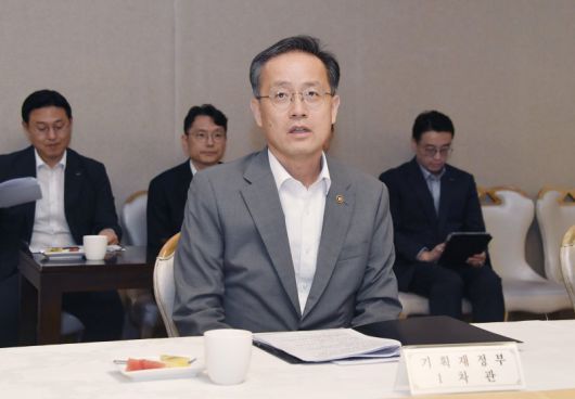 이형일 기획재정부 장관 직무대행 1차관이 15일 오후 서울 종로구 정부서울청사에서 열린 'MSCI 선진국 지수 편입추진 전담반 회의'를 주재하고 있다. 기획재정부