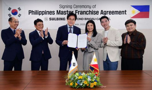 지난 14일 설빙 대표이사 김의열 대표(왼쪽 세번째)가 필리핀 현집 기업 비욘드 빙수 카페 대표 등과 마스터 프랜차이즈 계약을 체결하고 기념 촬영을 하고 있다. 설빙 제공