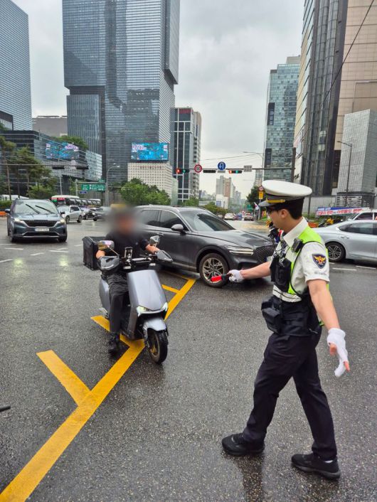 16일 서울 강남역 스퀘어 광장 앞 도로에서 강남경찰서 교통안전계 외근3팀 소속 조은호 경장(31)이 이륜차 운전자를 계도하고 있다. 사진=김예지 기자