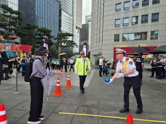 기자가 직접 '가상 음주 고글 체험'을 진행하는 모습. 사진=독자 제공