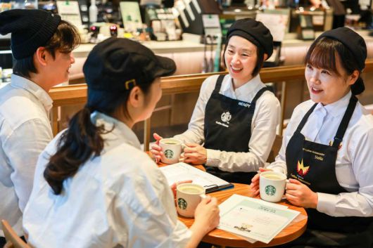 스타벅스 엑설런스 코치들이 매장을 방문해 코칭 활동을 하고 있다. 스타벅스 코리아 제공