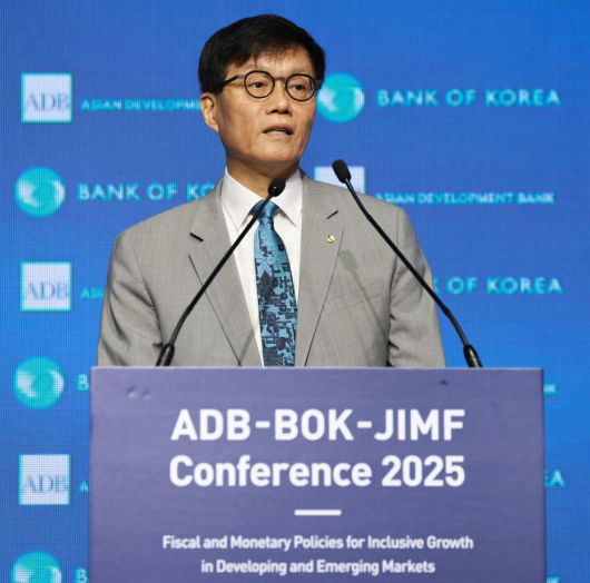 이창용 한국은행 총재가 16일 오전 서울 중구 한국은행에서 열린 'ADB-BOK-JIMF 컨퍼런스'에 참석해 기조연설을 하고 있다. 한국은행 제공.