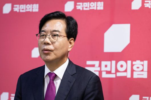 송언석 국민의힘 비상대책위원장 겸 원내대표가 16일 서울 여의도 국회에서 취재진과 만나 혁신위가 발표한 인적쇄신안에 대해 입장을 밝히고 있다. 이날 윤희숙 국민의힘 혁신위원장은 당사에서 기자간담회를 열고 송 비대위원장과 함께 나경원·윤상현·장동혁 의원을 지목하며 스스로 거취를 밝히라고 요구했다.뉴스1