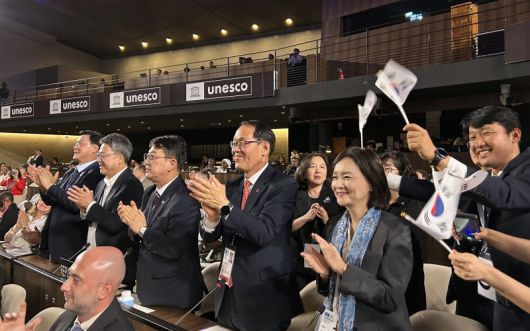 확정의 순간 지난 15일 프랑스 파리에서 열린 유네스코 세계유산위원회에서 내년 7월 '제48차(2026년) 유네스코 세계유산위원회(WHC)' 개최 도시로 부산이 확정되는 순간 이준승 부산시 행정부시장(가운데) 등 유치 관계자들이 환호하고 있다. 부산시 제공