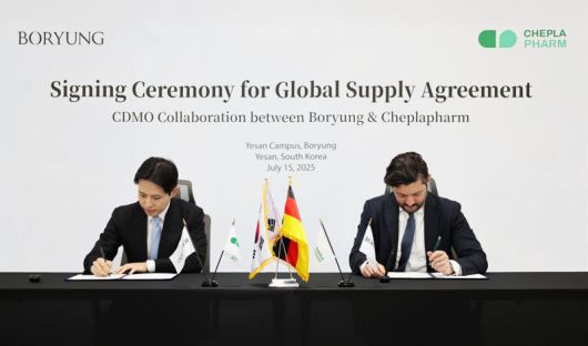 보령 김성진 최고전략책임자(CSO)(왼쪽)와 체플라팜 아르템 게보르키안 부사장이 지난 15일 보령 예산캠퍼스에서 열린 계약 체결식에서 서명하고 있다. 보령 제공