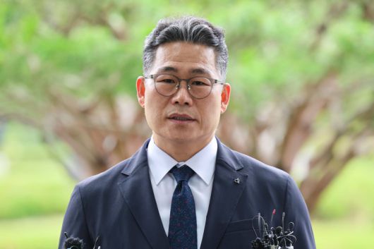 백해룡 전 영등포경찰서 형사과장(경정)이 임은정 동부지검장과 비공개 면담을 위해 17일 서울 송파구 서울동부지방검찰청으로 들어가며 취재진 질의에 답하고 있다. 뉴시스