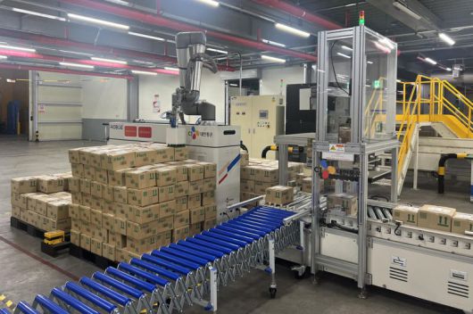 인천GDC에서 이동형 로봇 팔레타이저가 박스를 파렛트에 쌓고 있다. CJ대한통운 제공