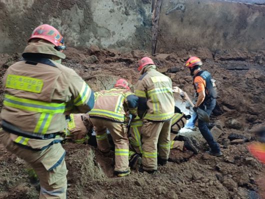 16일 경기 오산 가장교차로 고가도로 옹벽이 폭우로 인해 붕괴, 차량 2대가 깔리는 사고가 발생했다. 현재까지 인명 피해 여부는 정확히 확인되지 않고 있다. 사진은 이날 사고 현장에서 소방대원이 구조작업을 하는 모습. 경기도소방재난본부 제공.