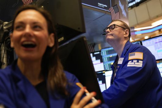 뉴욕 증시의 나스닥 지수가 16일(현지시간) 사흘째 사상 최고 기록을 갈아치웠다. AP 연합