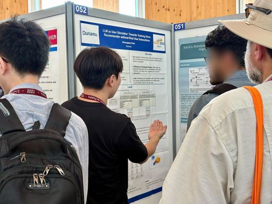 박충원 두나무 머신러닝팀 연구원이 지난 14일(현지시각) 이탈리아 파도바 센트로 콩그레스에서 열린 ’SIGIR 2025’에서 발표를 하고 있다. 두나무 제공