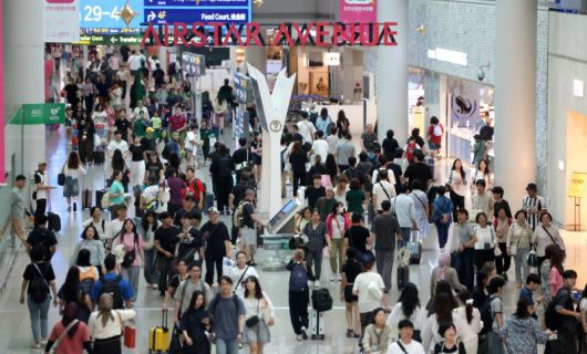 지난 7일 인천국제공항 제1여객터미널 출국장 면세구역에서 여름 휴가철을 맞아 출국하는 여행객들이 오가고 있다. 뉴시스