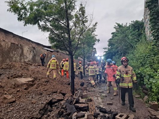 16일 오후 경기 오산시 가장교차로 고가도로 옹벽이 무너져 소방관들이 매몰된 차량 구조작업을 하고 있다. 경기도소방재난본부 제공.