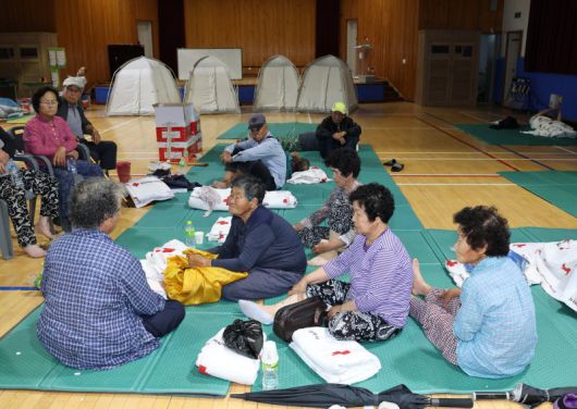 충남지역에 내린 집중호우에 침수피해를 입은 주민들이 17일 충남 예산군 고덕중학교에 마련된 이재민 대피소에서 휴식을 취하고 있다. 고덕중학교 이재민 대피소에는 용리, 구만리 ,하포리 주민 50여 명이 대피해 있으나 임시생활시설, 긴급구호물품 등 기초적인 물품이 턱없이 부족해 주민들이 어려움을 겪고 있다. 2025.7.17/뉴스1 ⓒ News1 김기태 기자 /사진=뉴스1