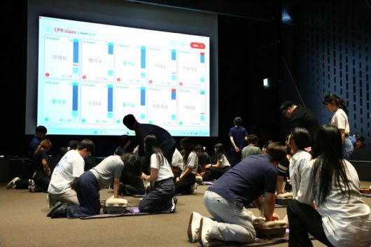 지난 15일 서울 중구 한화 건설부문 본사 3층 대강당에서 안전보건관리자들이 심폐소생술 체험을 하고 있다. 한화 건설부문 제공