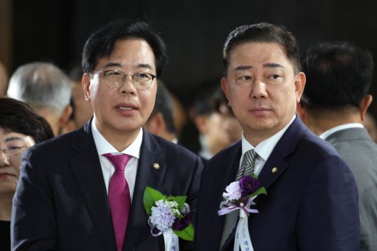 송언석 국민의힘 비대위원장 겸 원내대표와 김병기 더불어민주당 당대표 직무대행 겸 원내대표가 17일 서울 여의도 국회에서 열린 제77주년 제헌절 경축식에서 대화를 나누고 있다. 사진=뉴시스