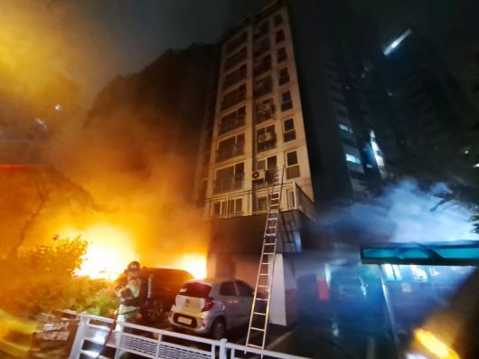 17일 오후 9시 5분께 경기 광명시 소하동 소재 10층짜리 아파트 주차장에서 불이 났다. 사진=경기도소방재난본부 제공. 뉴스1