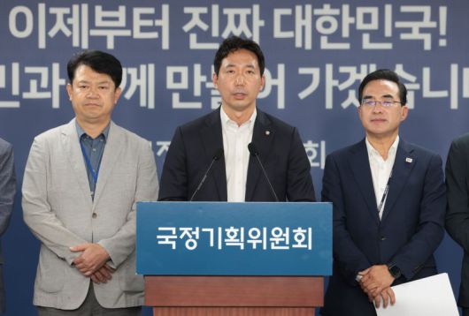 이정헌 국정기획위원회 경제2분과 기획위원(가운데)이 18일 서울 종로구 정부서울청사 창성동 별관에서 전세사기 피해자 간담회 사후 브리핑을 하고 있다. 연합뉴스