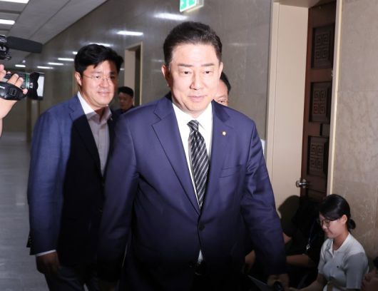 더불어민주당 김병기 당 대표 직무대행 겸 원내대표가 18일 국회에서 장관 후보자들의 인사청문 보고서 채택 논의 등과 관련해 국민의힘 송언석 비대위원장 겸 원내대표와 회동하기 위해 이동하고 있다. 연합뉴스