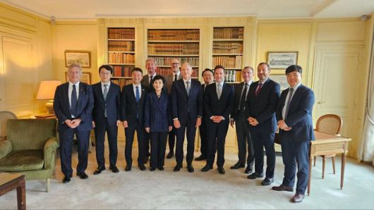 대통령 프랑스 특사단은 16일 에어 리퀴드 본사를 방문, 프랑스 경제인연합(MEDEF) 내 불-한 비즈니스 협의회 회원사들을 만나 양국간 교역 및 투자 확대 방안에 대해 협의하였다. 외교부 제공