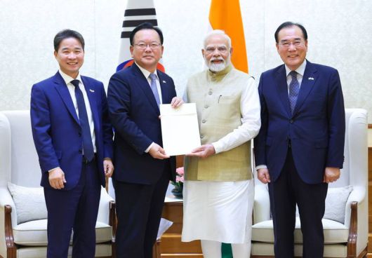 대통령 인도 특사단은 17일 나렌드라 모디 인도 총리를 예방해 한-인도 관계 강화에 대한 대통령의 메시지를 담은 친서를 직접 전달했다. 외교부 제공