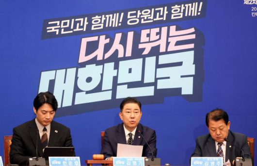 김병기 더불어민주당 당대표 직무대행 겸 원내대표가 18일 서울 여의도 국회에서 열린 최고위원회의에서 발언을 하고 있다. 뉴시스