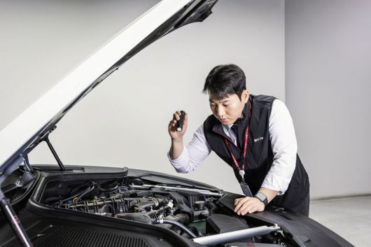 국내 최대 직영 중고차 플랫폼 기업 K Car(케이카)가 여름 휴가철을 맞은 운전자를 위해 안전운전에 필요한 주의사항과 사전 점검항목을 제안한 가운데, 케이카 관계자가 차량을 점검하는 모습. 사진=케이카 제공