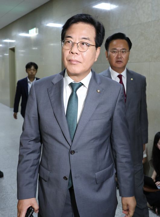 국민의힘 송언석 비대위원장 겸 원내대표가 18일 국회에서 장관 후보자들의 인사청문 보고서 채택 논의 등과 관련해 더불어민주당 김병기 당 대표 직무대행 겸 원내대표와 회동하기 위해 이동하고 있다. 연합뉴스