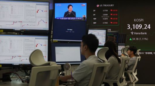 지난 3일 서울 중구 하나은행 본점 딜링룸에서 이재명 대통령의 취임 30일 기자회견이 생중계되고 있다. 2025.7.3 /사진=연합뉴스